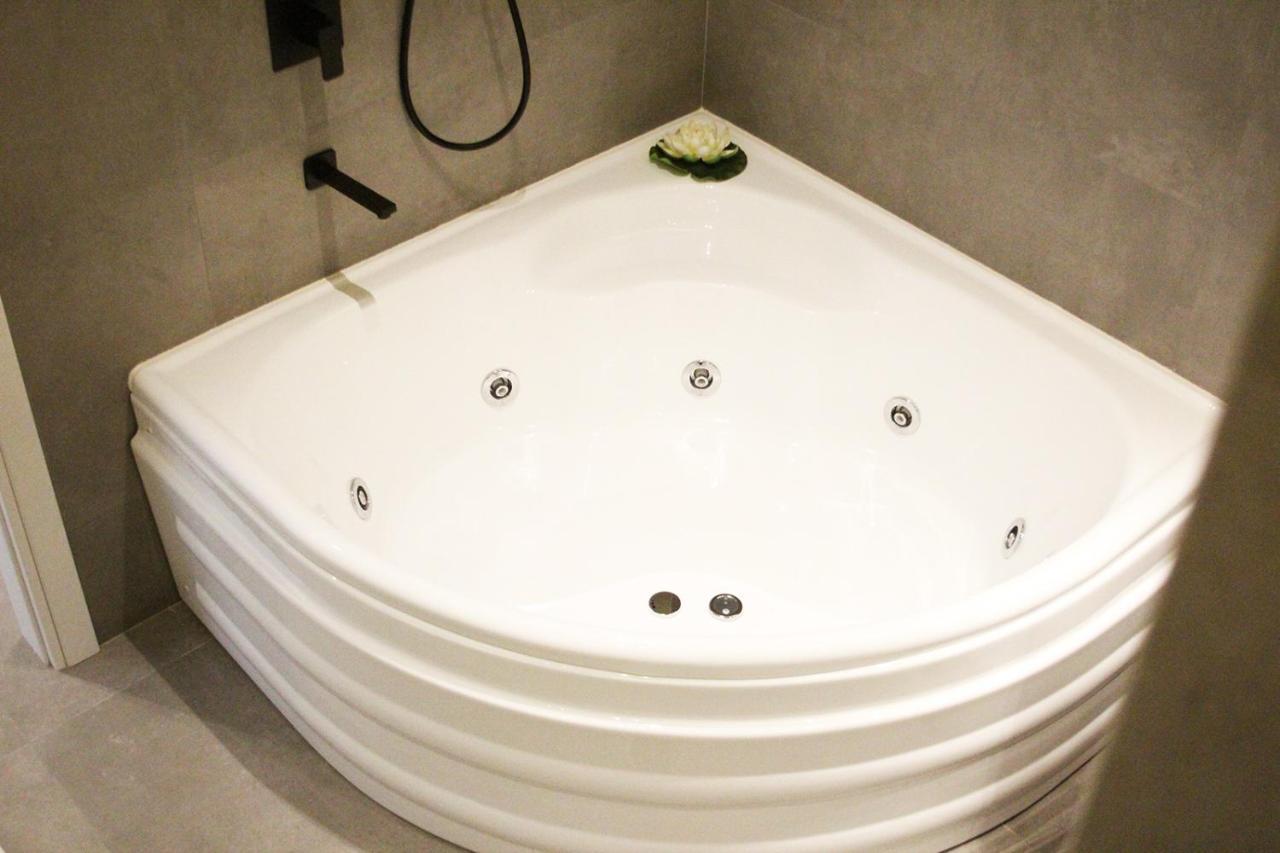 אתונה K58 Luxury Apartment Monastiraki Metro Station Acropolis Jacuzzi מראה חיצוני תמונה