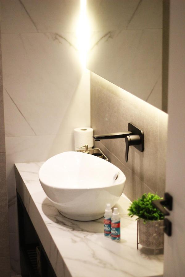 אתונה K58 Luxury Apartment Monastiraki Metro Station Acropolis Jacuzzi מראה חיצוני תמונה