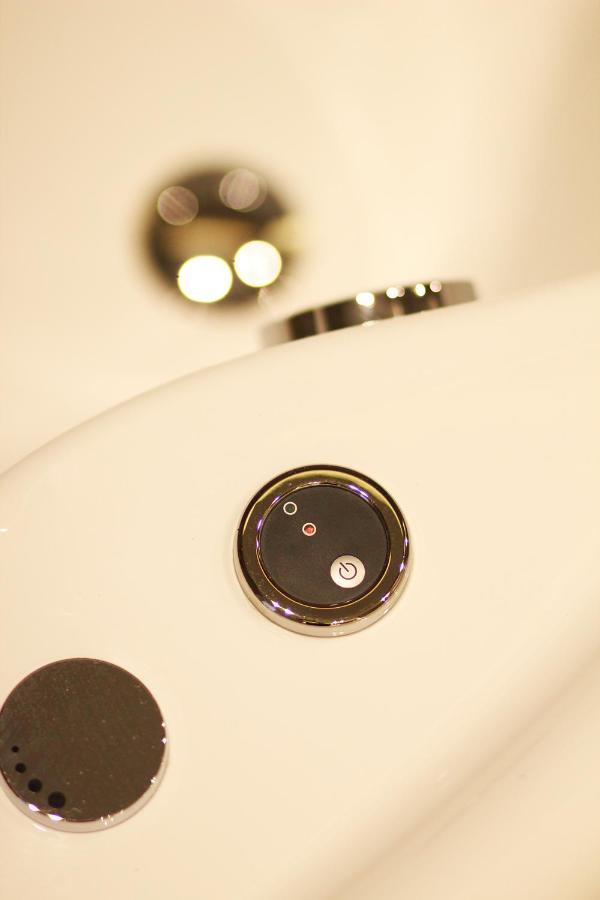 אתונה K58 Luxury Apartment Monastiraki Metro Station Acropolis Jacuzzi מראה חיצוני תמונה
