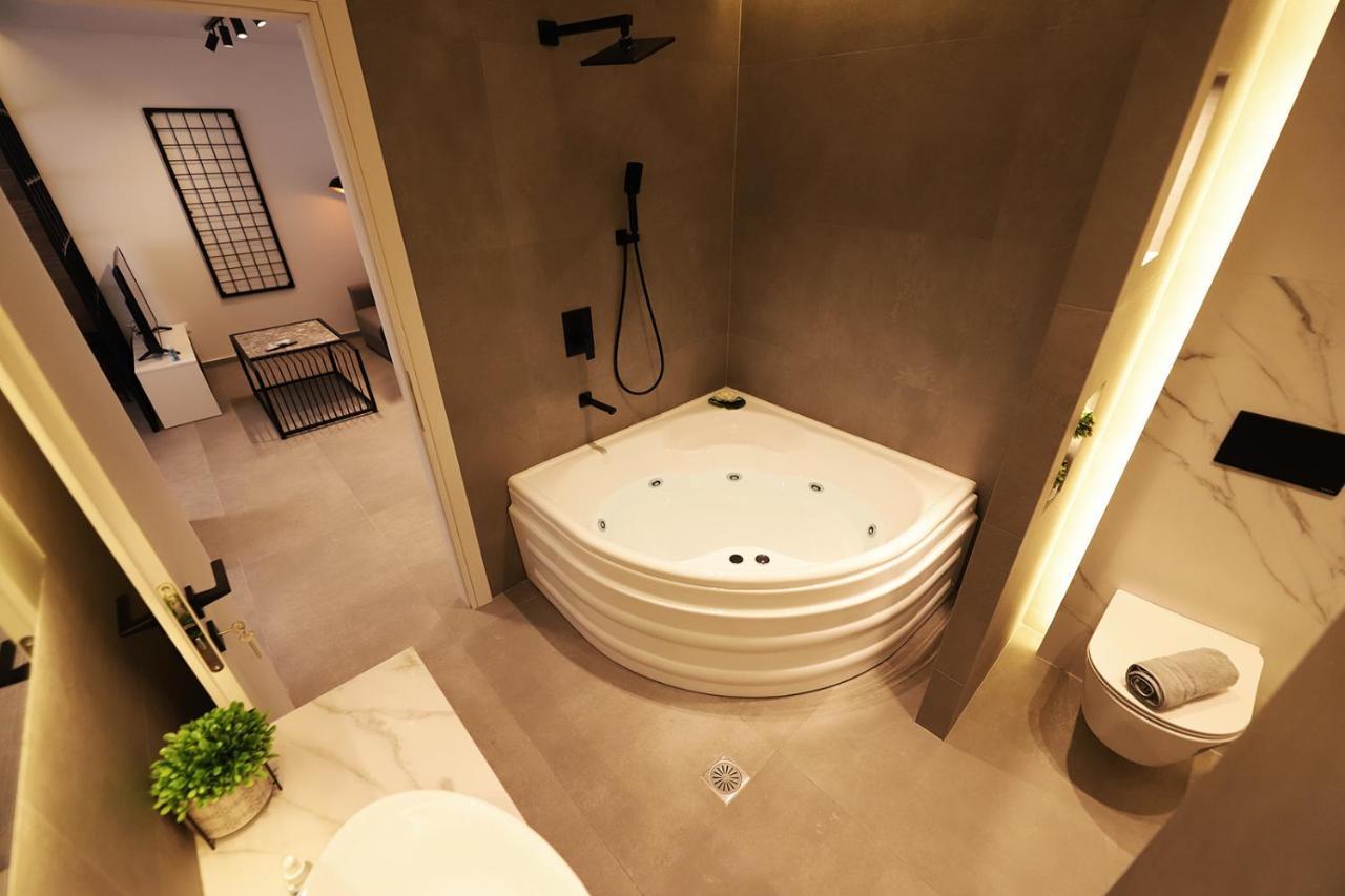אתונה K58 Luxury Apartment Monastiraki Metro Station Acropolis Jacuzzi מראה חיצוני תמונה