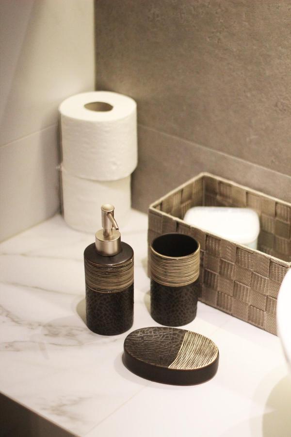 אתונה K58 Luxury Apartment Monastiraki Metro Station Acropolis Jacuzzi מראה חיצוני תמונה